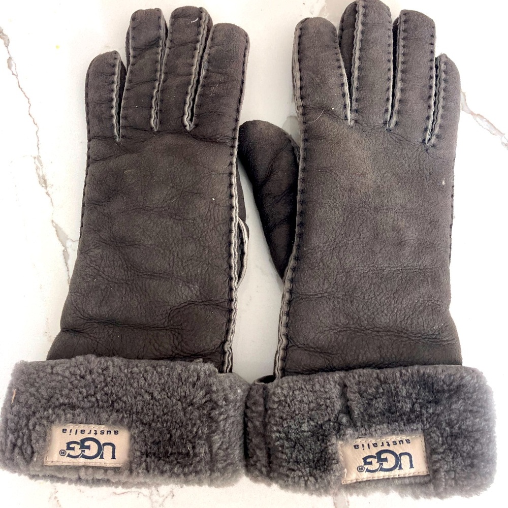 UGG women’s gloves - Medium